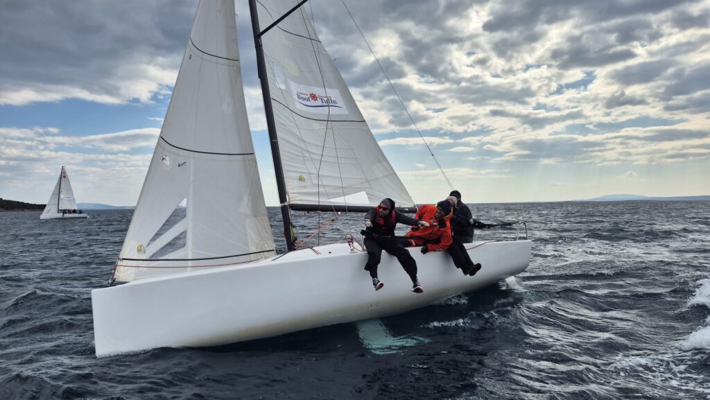 J/70 Crew reitet bei Seabreeze vor Punat aus