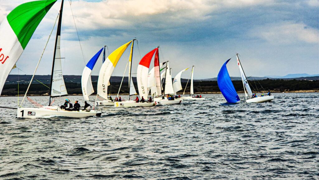 J/70 mit bunten Gennakern bei einer Trainingswettfahrt in Punat