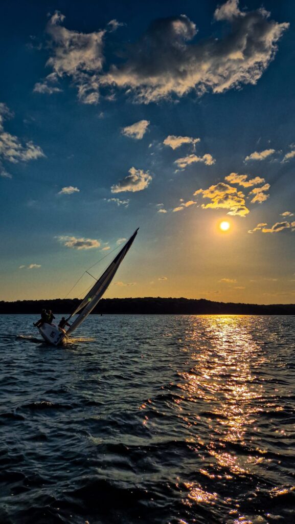 Segelboot im Gegenlicht bei Sonnenuntergang in der Bucht von Punat